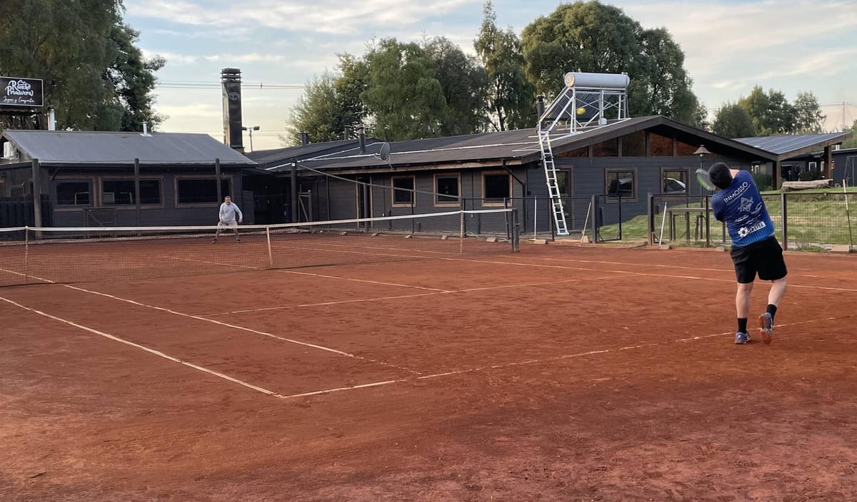 Cancha de tenis de Rancho Primavera rodeada de naturaleza